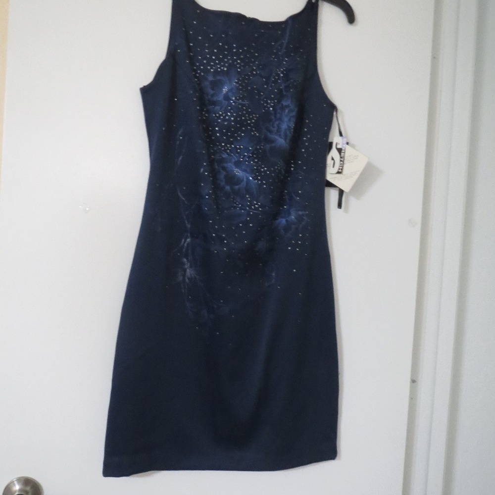 Woman scoop-neck sleeveless knee-length dress.